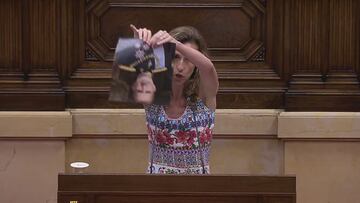 El momento en el que Laia Estrada, de la CUP, rompe una foto del Rey Felipe VI boca abajo