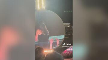 Caught by kiss cam in the middle of Coldplay concert: popular CEO hugs his HR boss in an alleged affair and goes viral on social media