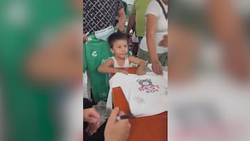 No tiene dinero para la camiseta del equipo y va a que le firmen una suya normal: el niño y lo que pasa han enamorado al fútbol