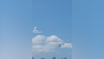 Un caza protagoniza un momento de alto riesgo en Gijón: voló a escasos metros del mar