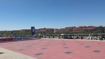 A 40º y a pleno sol: locura con Aitana a las afueras del Metroplitano