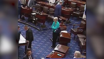 Elizabeth Warren’s clumsy Senate fall goes completely viral