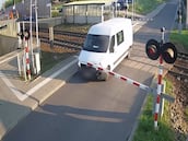 Se queda atrapado en las vías del tren con su furgoneta y lo que hace ha dejado desconcertado a todo el mundo: acabó arrollado