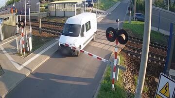 Se queda atrapado en las vías del tren con su furgoneta y lo que hace ha dejado desconcertado a todo el mundo: acabó arrollado