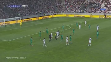 Un espontáneo salta al campo, la seguridad va a por él y lo que hace Mbappé pone a todo el estadio en pie: ¡chapó!