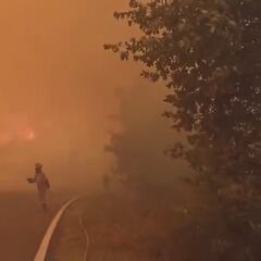 El impresionante ataque directo al fuego de dos bomberos de la UME en Ourense: la secuencia impacta