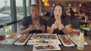 Un coche embiste a dos influencers mientras se grababan probando comida en un restaurante