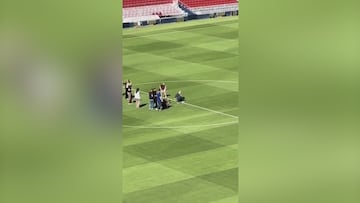 El vídeo de Laporta en el Camp Nou tirándose sobre el césped