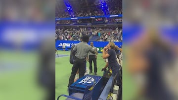 La secuencia del intento de robo a Sinner mientras atendía a los fans