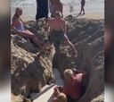 Dos niños cavan un hoyo en la playa y una ola hace que casi acabe en tragedia: espeluznante