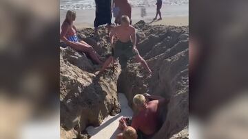 Dos niños cavan un hoyo en la playa y una ola hace que casi acabe en tragedia: espeluznante