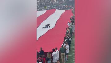 Jets fan stuck on 100-yard USA flag During National Anthem – Only in New York!