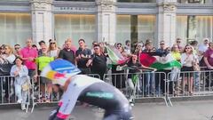 El recibimiento de los manifestantes en meta a los corredores tras la crono: el mismo cántico para todos