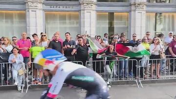 El recibimiento de los manifestantes en meta a los corredores tras la crono: el mismo cántico para todos