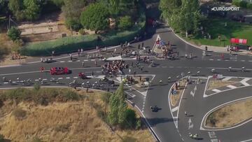Tremendo: a golpes la Guardia Civil y los manifestantes con el pelotón pasando por el arcén