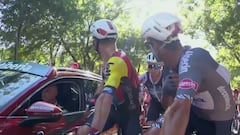 Los ciclistas de La Vuelta, parados a las puertas de Madrid: el instante en el que se suspendió la etapa