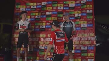 La ceremonia del podio de La Vuelta se ha improvisado en el aparcamiento del hotel del Visma