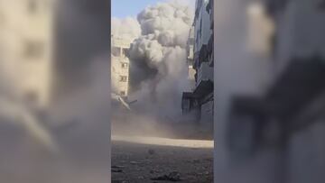 Continúa la destrucción en Gaza: el momento en que Israel bombardea una mezquita del siglo XII