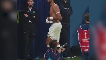 Le da su camiseta a un aficionado tras ser expulsado y entra el VAR: de no creer