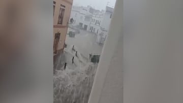 La lluvia ya inunda las calles de Gandía y Oliva en plena alerta roja