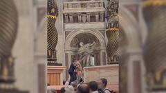 Un hombre profana el Altar del Papa orinando sobre él delante de ciento de peregrinos