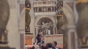 Un hombre profana el Altar del Papa orinando sobre él delante de ciento de peregrinos