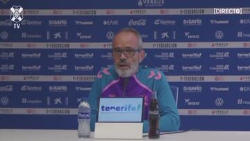 El entrenador del Tenerife destaca en rueda de prensa “el único comentarista al que no quita el volumen” en TV