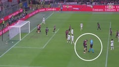 Es muy bestia: Saelemakers celebra efusivamente en la cara del árbitro el penalti fallado de la Roma