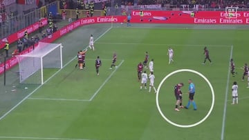 Es muy bestia: Saelemakers celebra efusivamente en la cara del árbitro el penalti fallado de la Roma