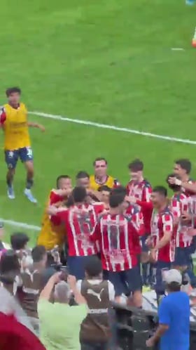 Chicharito Hernández vuelve a marcar en la goleada de Chivas a Monterrey