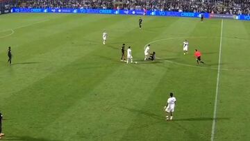 ¡Surrealista! Carrasquilla se vuelve loco y el árbitro César Ramos lo empuja