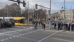 Los ultras de dos equipos rivales de Alemania se cruzan en medio de una protesta: lo que ocurre es de lo más viral