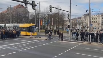 Los ultras de dos equipos rivales de Alemania se cruzan en medio de una protesta: lo que ocurre es de lo más viral