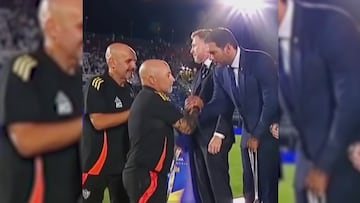 Aluvión de críticas a Sampaoli por este gesto en la entrega de medallas tras perder la Copa Sudamericana