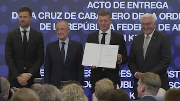 Viral al instante: la reacción de Xabi Alonso cuando Florentino le dice algo al oído