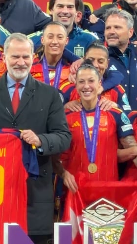 La reacción viral de Jenni Hermoso al hacerse la foto al lado del Rey Felipe