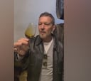 Antonio Banderas prueba un vino de hace 300 años y las redes no dan crédito: “Diarrea asegurada”