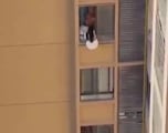 La fuga viral de una amante de un piso en la 13ª planta de un edificio: secuencia de película