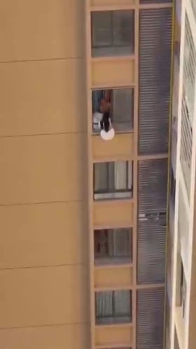 La fuga viral de una amante de un piso en la 13ª planta de un edificio: secuencia de película