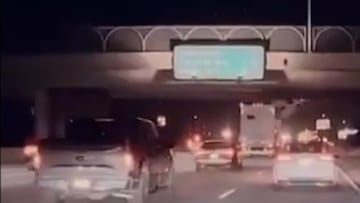 El terrible momento en que camión vuela por los aires sobre carretera