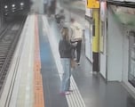 Un hombre se cae a las vías del tren en Barcelona y una Mosso fuera de servicio le salva la vida