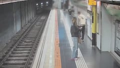 Un hombre se cae a las vías del tren en Barcelona y una Mosso fuera de servicio le salva la vida