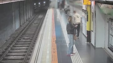Un hombre se cae a las vías del tren en Barcelona y una Mosso fuera de servicio le salva la vida