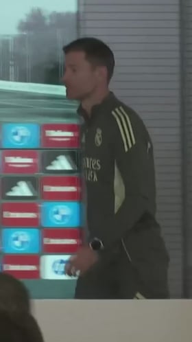 La reacción de Xabi Alonso entrenado a la sala de prensa: véanle la cara...