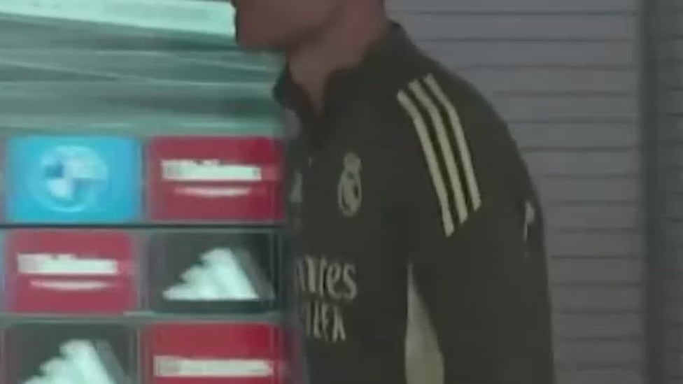 La reacción de Xabi Alonso entrenado a la sala de prensa: véanle la cara...