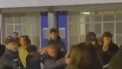 Aficionados del Oviedo ‘revientan’ el coche de Carrión tras su destitución: la secuencia es brutal