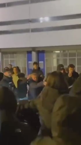 Aficionados del Oviedo ‘revientan’ el coche de Carrión tras su destitución: la secuencia es brutal