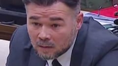 Salomé Pradas rompe a llorar después de que Rufián le entregue la cuerda de una niña fallecida