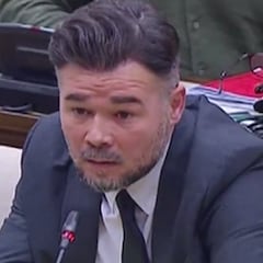 Salomé Pradas rompe a llorar después de que Rufián le entregue la cuerda de una niña fallecida