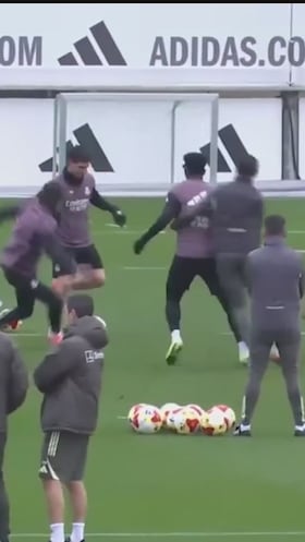 El minuto íntegro de Xabi sufriendo el ‘abuso’ de la plantilla en el centro del rondo